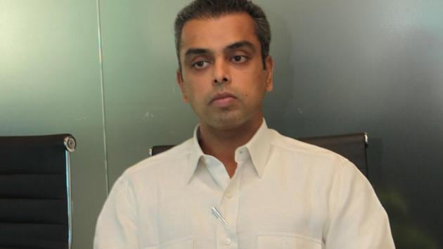 Shiv Sena Member of Parliament Arvind Sawant and Congress candidate Milind Deora slugged it out in Mumbai South which registered 50.34% voting on Monday.(HT File Photo)