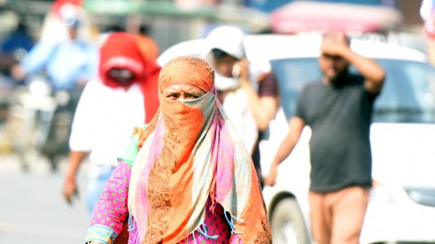 There was a severe heat wave in West Madhya Pradesh on Monday. (Parwaz Khan /HT File PHOTO) There was a severe heat wave in West Madhya Pradesh on Monday. (Parwaz Khan /HT File PHOTO)