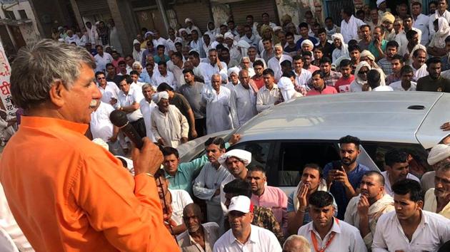 BJP MP Dharambir Singh campaigning in Bhiwani-Mahendragarh .(HT Photo)