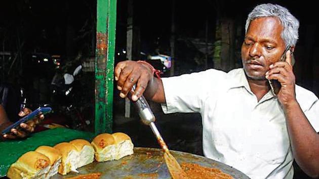 Kusheshwar Bhagat, a pav bhaji seller who is fighting the election as independent, in Gurugram on Tuesday.(Yogendra Kumar/HT Photo)