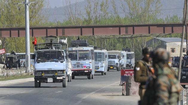 The government has said that the restrictions will continue on the 200-km Srinagar-Udhampur stretch of highway falling in south Kashmir and beyond.(HT PHOTO)