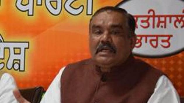 The BJP dropped Union minister and sitting MP Vijay Sampla from its candidates’ list and replaced him with Som Parkash as the candidate from Hoshiarpur LS seat.(HT File)