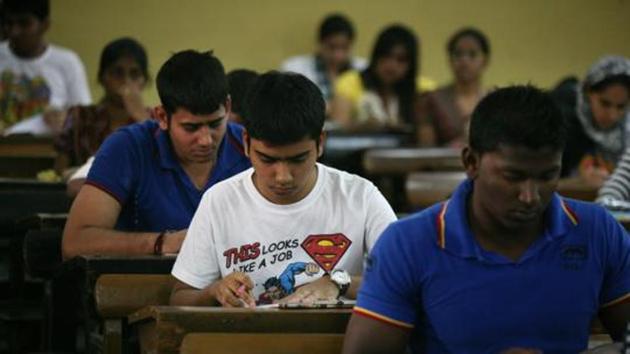 Despite Maharashtra Common Entrance Test (MHTCET) for undergraduate courses will be held online for the first time this year, the number of exam centres has been reduced to 166 from the last year’s 1,260 for the pen-and-paper pattern.(HT file)