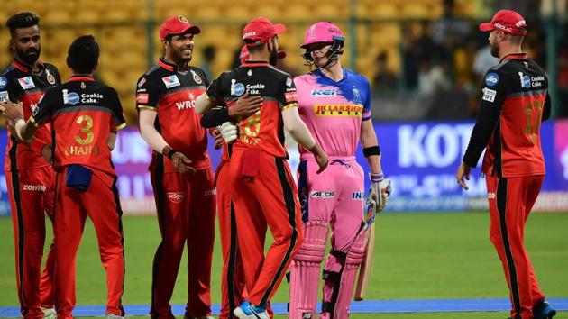 RR. Batsman Steve Smith shakes hand with RCB Skipper Virat Kohli. (PTI)