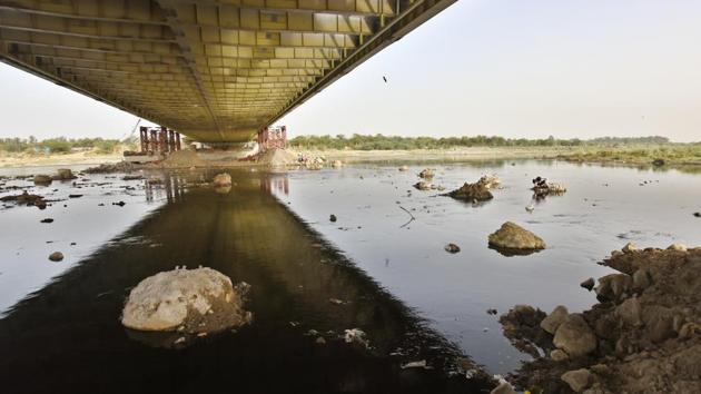 On Monday, when HT revisited the spot it was found that much of the debris had already been removed. A new and much broader channel has been opened through which the river now flows.(Amal KS/HT PHOTO)