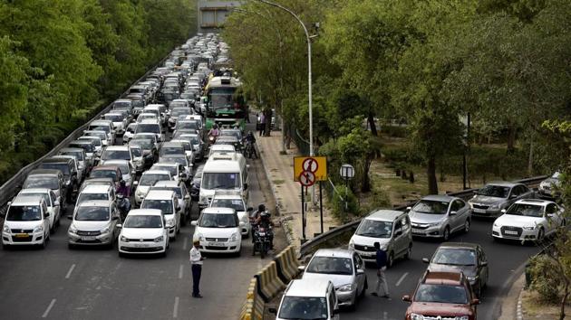 While the Noida-greater Noida Expressway is wide enough with four lanes to each carriageway, the merging of two busy stretches creates a gridlock every morning and evening.(Virendra Singh Gosain/HT PHOTO) While the Noida-greater Noida Expressway is wide enough with four lanes to each carriageway, the merging of two busy stretches creates a gridlock every morning and evening.(Virendra Singh Gosain/HT PHOTO)
