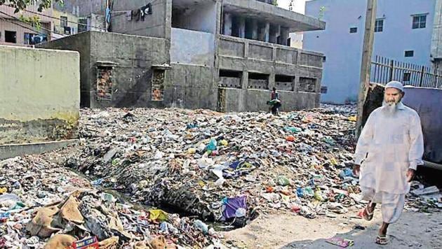 As the Metro train on the Red Line chugs along, with the GT Road on its right and a railway line on its left, and enters Seelampur Metro station, all one can see is the expanse of the chaos that the North East Delhi exemplifies.(Ht Photo)