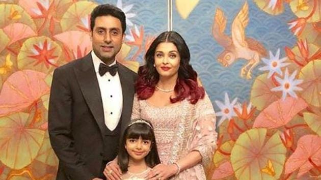 Abhishek Bachchan, Aishwarya Rai and Aaradhya pose for a photograph.