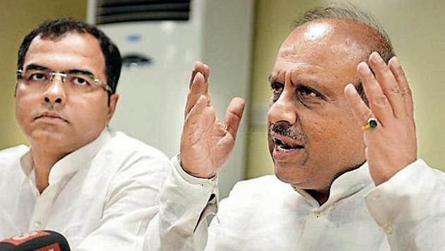 The poll panel served the notice after BJP’s Vijender Gupta (above) and Arti Mehra lodged a complaint with the CEO.(HT File Photo)