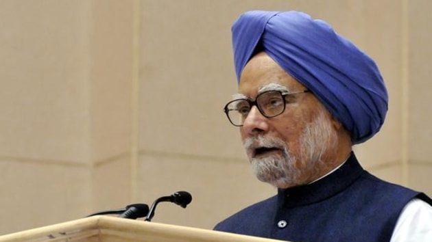 “In past 70 years, a government in power never had to hide behind the valour of our Armed Forces. Such attempts to politicize our forces are shameful and unacceptable.” said Manmohan Singh .(Ht Photo)