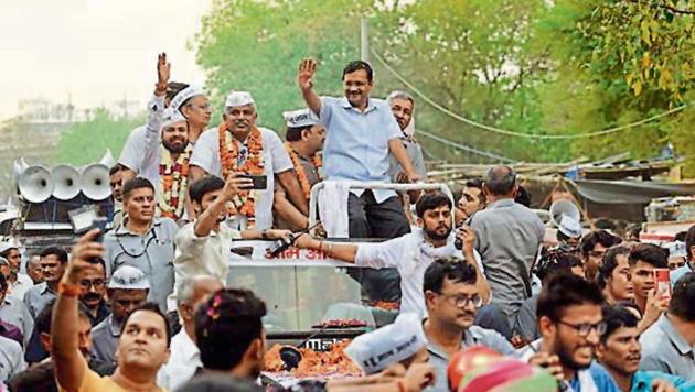 Kejriwal addressed voters from an open jeep. (Amal KS/HT PHOTO) Kejriwal addressed voters from an open jeep. (Amal KS/HT PHOTO)