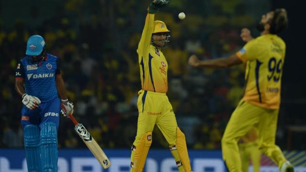 Chennai Super Kings cricket captain Mahendra Singh Dhoni (C) celebrates a wicket of Delhi Capitals Amit Mishra (L) during the 2019 Indian Premier League (IPL) Twenty20 cricket match between Chennai Super Kings and Delhi Capitals at the M.A. Chidambaram Stadium in Chennai on May 1, 2019(AFP)