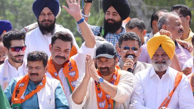 Bharatiya Janata Party candidate from Gurdaspur Lok Sabha constituency Sunny Deol with his brother Bobby Deol and SAD-BJP leaders during a road show in Gurdaspur on Thursday.(HT Photo)