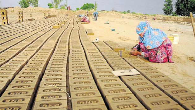 Locals said the accident happened when some labourers were removing bricks from the ‘canal’ of the kiln. In any brick kiln, earthen bricks are kept in ‘canals’ for baking. (Image used for representational purpose).(HT FILE PHOTO)