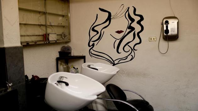 A beauty salon sits empty in Caracas. Some women now turn to dishwashing soap to clean their hair amid unbridled hyperinflation that prevents them from acquiring shampoo selling well above the monthly minimum wage, now equivalent to just a few dollars. (Natacha Pisarenko / AP) A beauty salon sits empty in Caracas. Some women now turn to dishwashing soap to clean their hair amid unbridled hyperinflation that prevents them from acquiring shampoo selling well above the monthly minimum wage, now equivalent to just a few dollars. (Natacha Pisarenko / AP)
