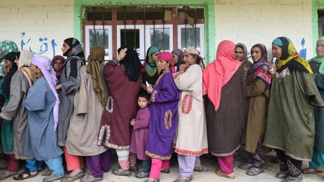 In the first phase, Anantnag district recorded 13.63% polling. In the second phase, Kulgam recorded a 10.32% turnout. Last time, it was 29%(HT File Photo)