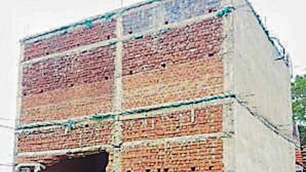 The damaged wall of Munda’s poll office. (HT Photo) The damaged wall of Munda’s poll office. (HT Photo)