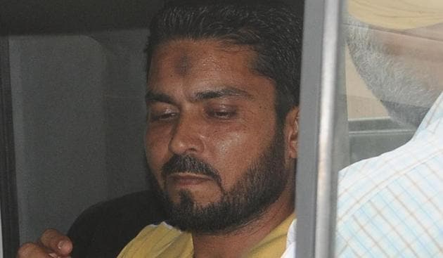 SSP Mandeep Singh Sidhu along with team arrested Accused mohammad Shakeel with recovered money arrested during raid in Patiala on Thursday, May 02, 2019.Photo by Bharat Bhushan Hindustan Times.