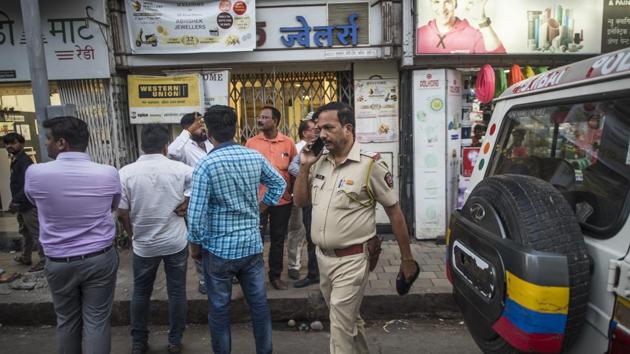 Police personnel at the scene of the robbery in Mumbai on Thursday. (Pratik Chorge/HT Photo) Police personnel at the scene of the robbery in Mumbai on Thursday. (Pratik Chorge/HT Photo)