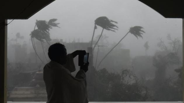 The wind speed will be between 90-110/115 km per hour when it enters West Bengal towards Friday evening, Bandyopadhyay said.(Arijit Sen/HT Photo)