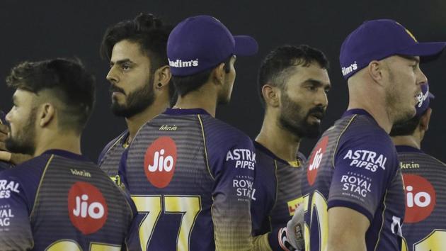 Dinesh Karthik speaking to KKR teammates in Mohali.(AP)