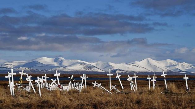 A cemetery sits on melting permafrost tundra caused by rising temperatures, at the Yupik Eskimo village of Quinhagak on the Yukon Delta in Alaska. (Mark Ralston / AFP)