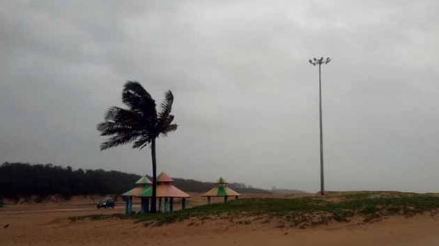 iew from Paradip beach as Cyclone Fani makes landfall in Puri district on Friday.(ANI)