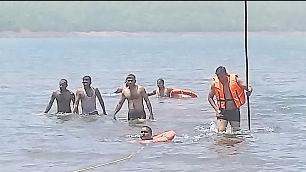 Three MBA students drowned in Mulshi dam on Thursday. A hunt was immediately launched by rescue teams of the fire department aided by local villagers to retrieve the bodies.(HT/PHOTO) Three MBA students drowned in Mulshi dam on Thursday. A hunt was immediately launched by rescue teams of the fire department aided by local villagers to retrieve the bodies.(HT/PHOTO)