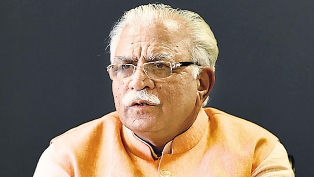 Dharamvir Mirzapur, Kurukshetra district chief of the BJP, walks in to inform CM that workers have arrived at the party office, while Nayab Saini updates Khattar about the arrangements at Ladwa for the rally.(HT Photo)