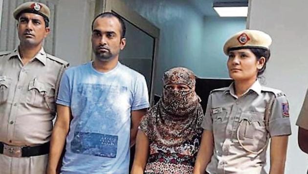 The suspects, Rahul Kumar Mishra (32) and Padma Tiwari (33), in police custody. (HT Photo) The suspects, Rahul Kumar Mishra (32) and Padma Tiwari (33), in police custody. (HT Photo)
