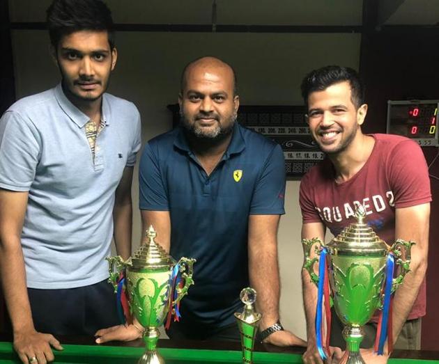 (From left) Runner-up Taha Khan, tournament director Chintamani Jadhav and winner Hassan Badami.(HT PHOTO)