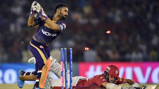 KKR wicket-keeper Dinesh Karthik attempts to run out KXIP batsman Sam Curran.(PTI) KKR wicket-keeper Dinesh Karthik attempts to run out KXIP batsman Sam Curran.(PTI)