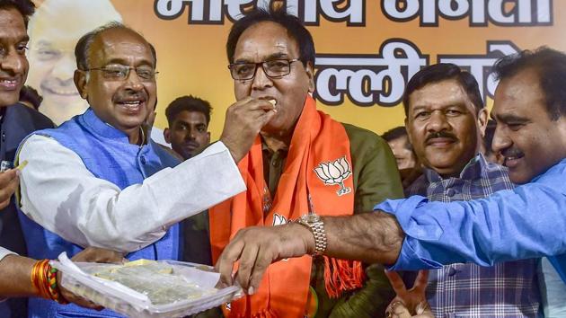 New Delhi: Aam Aadmi Party MLA from Gandhi Nagar Anil Bajpai, is offered sweets as he joins BJP in the presence of party's senior leader Vijay Goel, Shyam Jaju and others during a press conference, in New Delhi.(PTI)