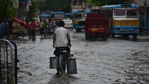 Vehicles move slowly in a flooded road in Kolkata on Saturday in the aftermath of cyclone Fani.(ANI)