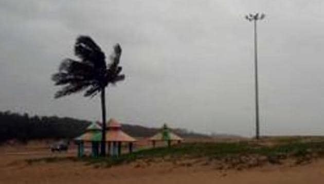 Cyclone Fani hits West Bengal by crossing Kharagpur(ANI)