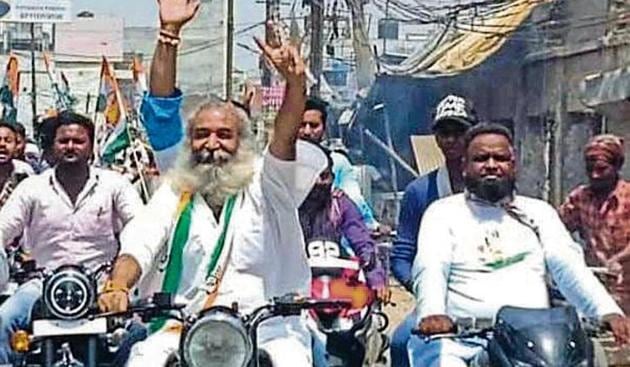 The bikers stopped at several places where people welcomed them. At Munshipulia, Acharya alighted from the motorbike and garlanded statues of Mahatma Gandhi and Dr BR Ambedkar.(HT Photo) The bikers stopped at several places where people welcomed them. At Munshipulia, Acharya alighted from the motorbike and garlanded statues of Mahatma Gandhi and Dr BR Ambedkar.(HT Photo)