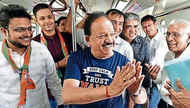 BJP candidate from Chandni Chowk Harsh Vardhan greets commuters during his Metro ride on Saturday.(Sanchit Khanna/HT) BJP candidate from Chandni Chowk Harsh Vardhan greets commuters during his Metro ride on Saturday.(Sanchit Khanna/HT)