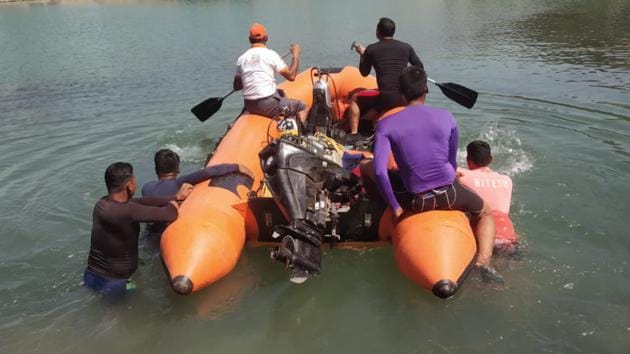 A National Disaster Response Force (NDRF) team of divers recovered the body of Gautum Nitoor, 17, from the stone quarry in Moi, Chakan, on Saturday.(HT/PHOTO)