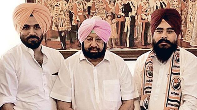 Punjab CM Capt Amarinder Singh (C) with Rupnagar MLA Amarjit Singh Sandoa (R) who dumped AAP and joined Congress.(HT Photo) Punjab CM Capt Amarinder Singh (C) with Rupnagar MLA Amarjit Singh Sandoa (R) who dumped AAP and joined Congress.(HT Photo)