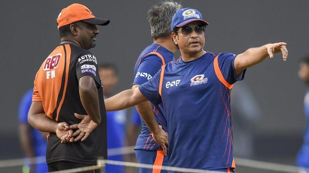 Mumbai Indians mentor Sachin Tendulkar with Sunrisers Hyderabad cricket team coach Muttiah Muralitharan.(PTI) Mumbai Indians mentor Sachin Tendulkar with Sunrisers Hyderabad cricket team coach Muttiah Muralitharan.(PTI)