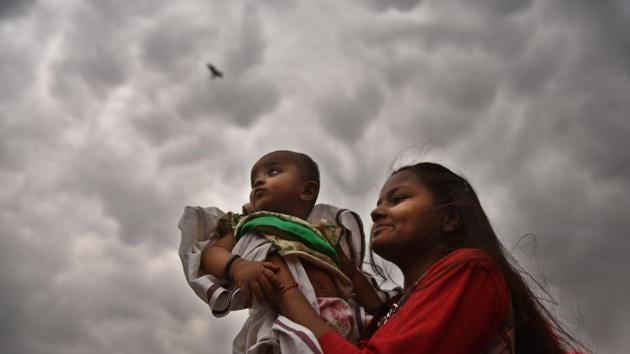 Heavy clouds hover in the sky while visitors at India Gate near Vijay Chowk enjoy a moment of relief in the hot summer month of April in New Delhi. (Sanchit Khanna / HT Photo) Heavy clouds hover in the sky while visitors at India Gate near Vijay Chowk enjoy a moment of relief in the hot summer month of April in New Delhi. (Sanchit Khanna / HT Photo)