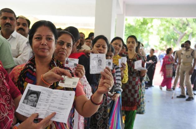 People queue up at a polling station in Lucknow during phase five of Lok Sabha elections.(Deepak Gupta/HT photo)