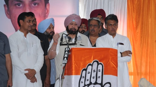 Chief minister Captain Amarinder Singh addressing an election rally at Khatkar Kalan near SBS Nagar on Monday.(Pardeep Pandit/HT PHOTO)