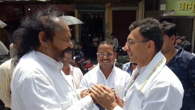 PSPL’s Malkhan Singh and Congress’s Jitin greet each other.(Sourced)