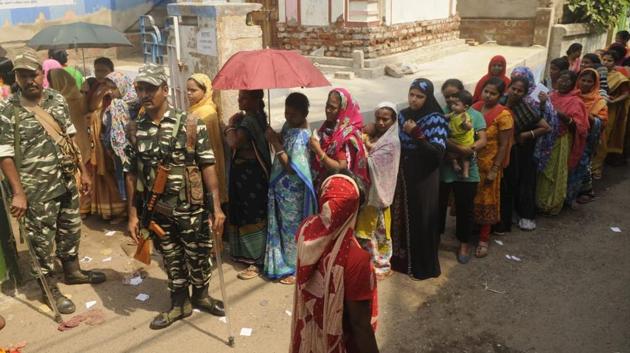 Voter stand in a queue to cast their vote at Howrah in Kolkata. Polling was delayed in several booths in West Bengal, Uttar Pradesh and Rajasthan after EVMs developed technical glitch in several parliamentary constituencies. In West Bengal, Howrah and Uluberia booths reported glitches in EVMs and VVPATs. (Samir Jana / HT Photo) Voter stand in a queue to cast their vote at Howrah in Kolkata. Polling was delayed in several booths in West Bengal, Uttar Pradesh and Rajasthan after EVMs developed technical glitch in several parliamentary constituencies. In West Bengal, Howrah and Uluberia booths reported glitches in EVMs and VVPATs. (Samir Jana / HT Photo)