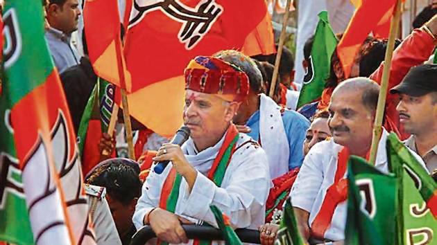 Rao Inderjit Singh’s roadshow started from Prem Mandir at Old Railway Road and proceeded till Maharaja Agrasen Chowk in Sadar Bazaar(Yogendra Kumar/HT PHOTO)