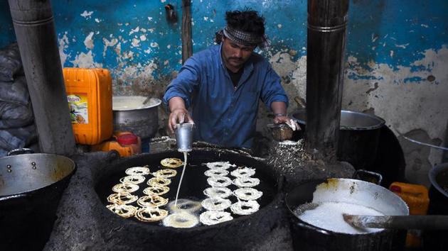 An Afghan worker prepares sweets ahead of the holy month of Ramzan at a market in Kabul. The Ramzan fast begins with a pre-dawn meal called “suhoor” that includes bread, vegetables, fruits, yogurt, tea, as well as lentils and beans. At sunset, when it’s time to mark the end of the daylong fast, families and friends gather for an evening meal known as “iftar.” (Walik Kohsar / AFP) 