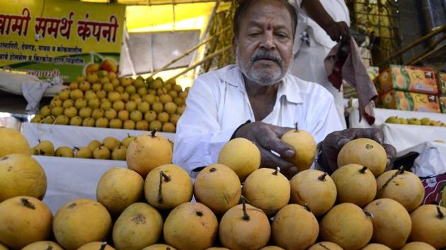 Alphonso mangoes were sold at Rs 500 to Rs 700 per dozen.(HT FILE)