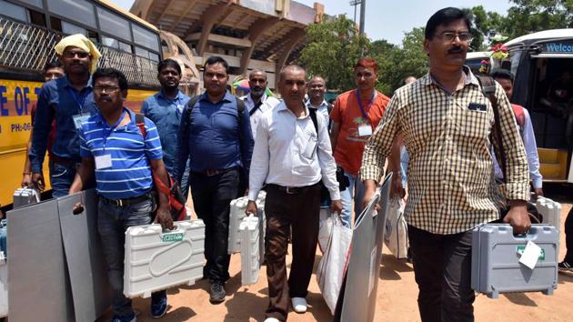 Election officials in Ranchi carry EVMs to polling booths for fifth phase of polling in Ranchi, Hazaribagh, Kodarma and other places in Jharkhand.(ANI file photo)
