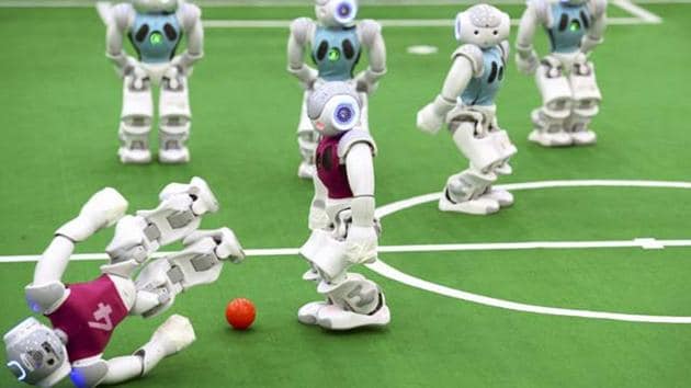 Robot play football(REUTERS)